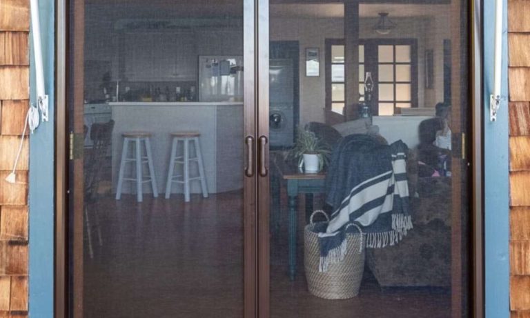 Retractable double screen doors